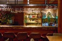 un bar en un restaurante con muchas botellas en Palmyard Hotel, en Manama