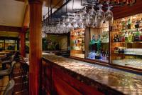 un bar en un restaurante con mucho alcohol en Palmyard Hotel, en Manama