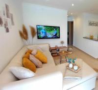Televízia a/alebo spoločenská miestnosť v ubytovaní White Stone Apartman