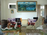 a figurine of a dog and a cat on a table at Xinchuan B&amp;B in Dayi