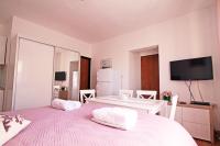 Televízia a/alebo spoločenská miestnosť v ubytovaní Apartments Kondrić