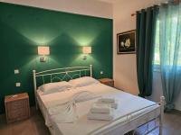 Postel nebo postele na pokoji v ubytování Standart Apartments 148 , Glyfada Beach