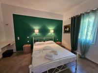 Postel nebo postele na pokoji v ubytování Standart Apartments 148 , Glyfada Beach