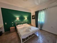 Postel nebo postele na pokoji v ubytování Standart Apartments 148 , Glyfada Beach