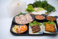 Una bandeja llena de diferentes tipos de comida sobre una mesa. en M9 Kirirom Hotel, en Phnom Penh