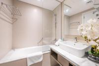 Koupelna v ubytování Downtown Ultra Luxury - Studio Suite - 5 star Hotel Facilities- 15 min walk to Dubai Fountain