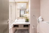 Koupelna v ubytování Downtown Ultra Luxury - Studio Suite - 5 star Hotel Facilities- 15 min walk to Dubai Fountain
