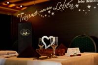 Una mesa en un restaurante con una mesa con copas de vino. en Hotelpark der Westerwald Treff, en Oberlahr