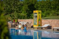 Bazén v ubytování Apartments Lucija nebo v jeho okolí