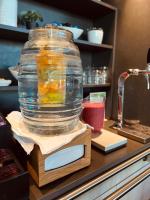 Příslušenství pro přípravu čaje a kávy v ubytování Zefyr Hotel