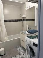 Łazienka w obiekcie Cosy Duplex avec Parking à Paris 19 by immo kit bnb