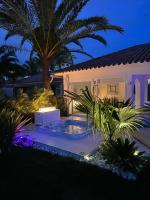 Bazén v ubytování Sun Club P65 Premium Bungalow nebo v jeho okolí