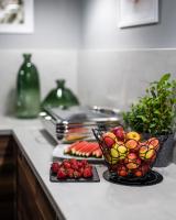 un bancone della cucina con una ciotola di frutta e fragole di Dosłońce Resort Wellness & Farm a Raclawice