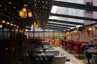 锡瓦斯Savona Otel Sivas的一间带桌椅和吊灯的餐厅