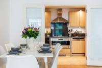 Kuchyň nebo kuchyňský kout v ubytování WelcomeStay Vauxhall St Georges Wharf 2 Bedroom Apartment