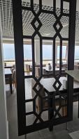 Vista da sala de jantar através de uma porta de vidro em Dorana Hotel Lefkoşa em Geunyeli