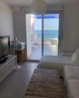 Televízia a/alebo spoločenská miestnosť v ubytovaní Apartamento Primera Línea de playa