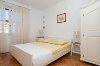 Posteľ alebo postele v izbe v ubytovaní Apartments with a parking space Tucepi, Makarska - 6856