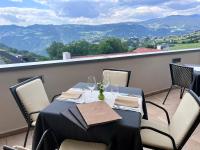 Nespecifikovaný výhled na hory nebo výhled na hory při pohledu z hotelu