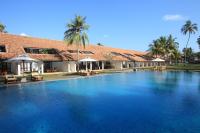una gran piscina frente a un edificio en Thaala Bentota, en Bentota