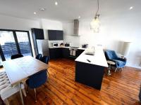Kuchyň nebo kuchyňský kout v ubytování Cross Street Apartment