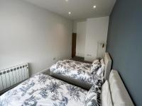 Postel nebo postele na pokoji v ubytování Cross Street Apartment