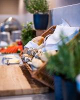 un cesto di pane e altri prodotti alimentari su un tavolo di Dosłońce Resort Wellness & Farm a Raclawice