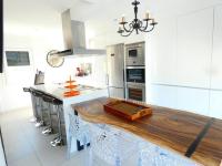 Kuchyňa alebo kuchynka v ubytovaní Chalet de diseño moderno en Sanxenxo