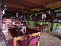 En restaurant eller et andet spisested på Woodlands Cottages & Camping