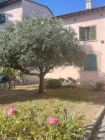 A garden outside LA CASA TRA GLI ULIVI