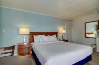 Rideau Oceanfront Motelにあるベッド