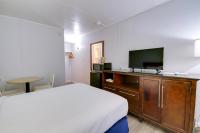 Rideau Oceanfront Motelにあるテレビまたはエンターテインメントセンター