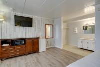 Rideau Oceanfront Motelにあるテレビまたはエンターテインメントセンター