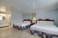 Rideau Oceanfront Motelにあるベッド
