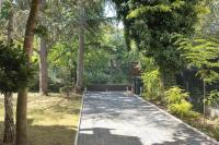 a walkway in a park with trees and a fence at Maginifique villa d&#39;architecte sur les bords de Marne tout près de Paris in Le Perreux-Sur-Marne