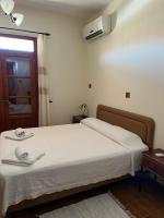 Postel nebo postele na pokoji v ubytování Villa Saint George Stone Costa Demetriou