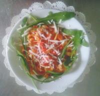 einen Teller Essen mit Salat auf dem Tisch in der Unterkunft Al Capretto d'Oro in Leporano Marina