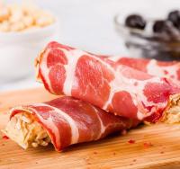 zwei Scheiben Speck auf einem Holzschneidebrett in der Unterkunft Al Capretto d'Oro in Leporano Marina