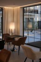 una stanza con tavoli e sedie e una grande finestra di Salento Winery Lodge a San Pietro in Bevagna