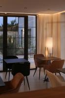 una stanza con tavoli e sedie e una grande finestra di Salento Winery Lodge a San Pietro in Bevagna