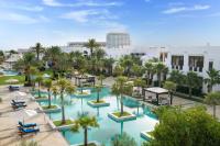 Sharq Village & Spa, a Ritz-Carlton Hotelの敷地内または近くにあるプール