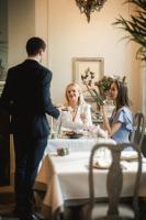 布鲁日The Notary的坐在桌子上的男人和女人