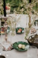 布鲁日The Notary的一张桌子,上面放着食物和鲜花