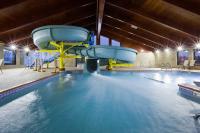 una gran piscina con un tobogán de agua en AmericInn by Wyndham Shakopee Near Canterbury Park, en Shakopee