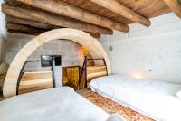 Postel nebo postele na pokoji v ubytování Cappadocia Snora Cave