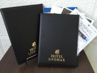 ホテルリブマックスBUDGET尼崎に飾ってある許可証、賞状、看板またはその他の書類