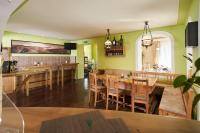 Una cocina y un comedor con mesa y sillas. en Breitenfelderhof zur Riegersburg, en Breitenfeld an der Rittschein