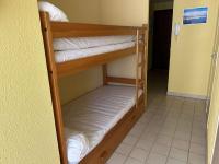 Katil dua tingkat atau katil-katil dua tingkat dalam bilik di Appartement Le Grau-du-Roi, 2 pi&egrave;ces, 4 personnes - FR-1-250-114