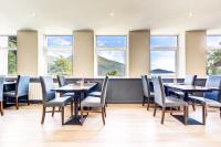 Onich Hotel & Lochside Beach Pods في أونيك: غرفة طعام مع طاولات وكراسي ونوافذ