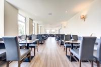 Onich Hotel & Lochside Beach Pods في أونيك: غرفة طعام مع طاولات وكراسي زرقاء